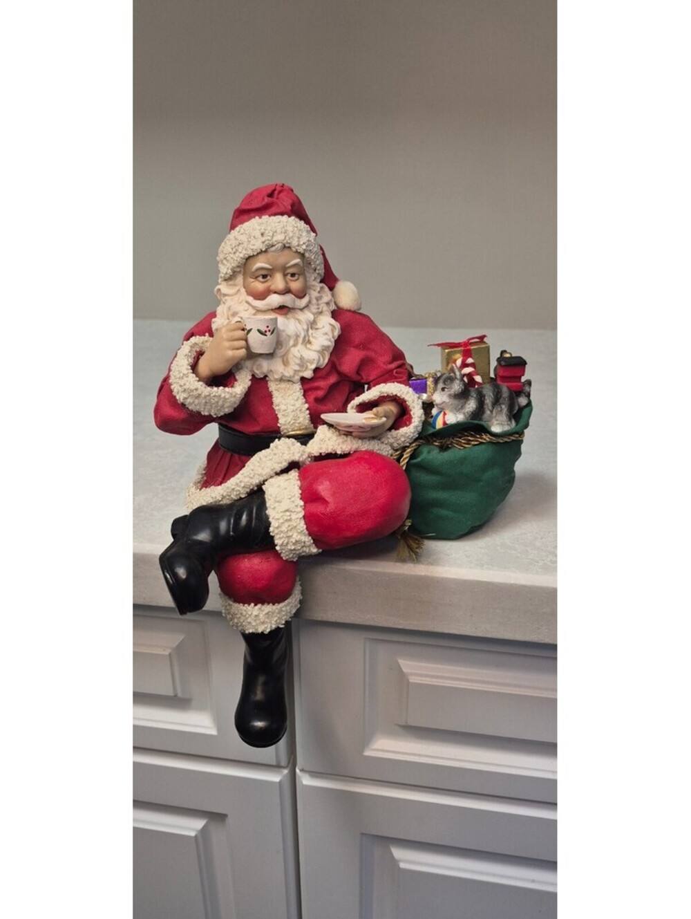 2004 Marshall Field's Fabriché Tea Drinking Santa Claus Mantle Shelf Sitter